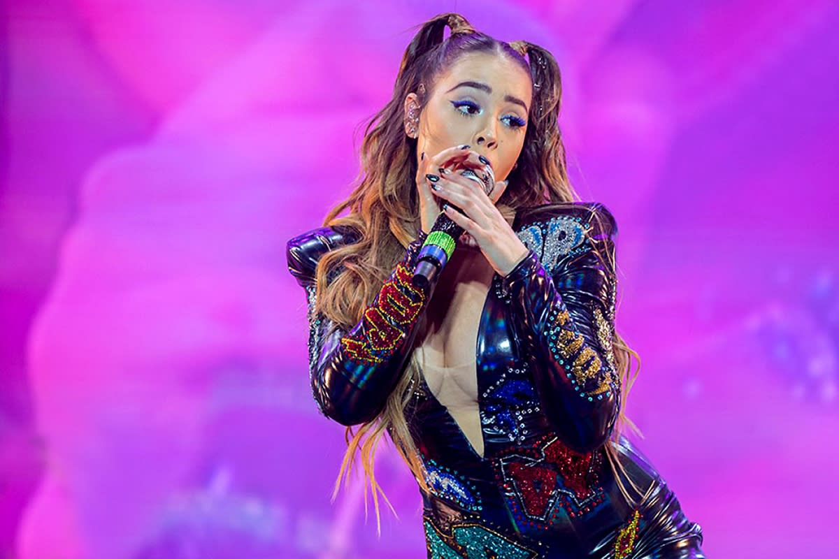 [VIDEO] Danna Paola besa a bailarina en pleno concierto