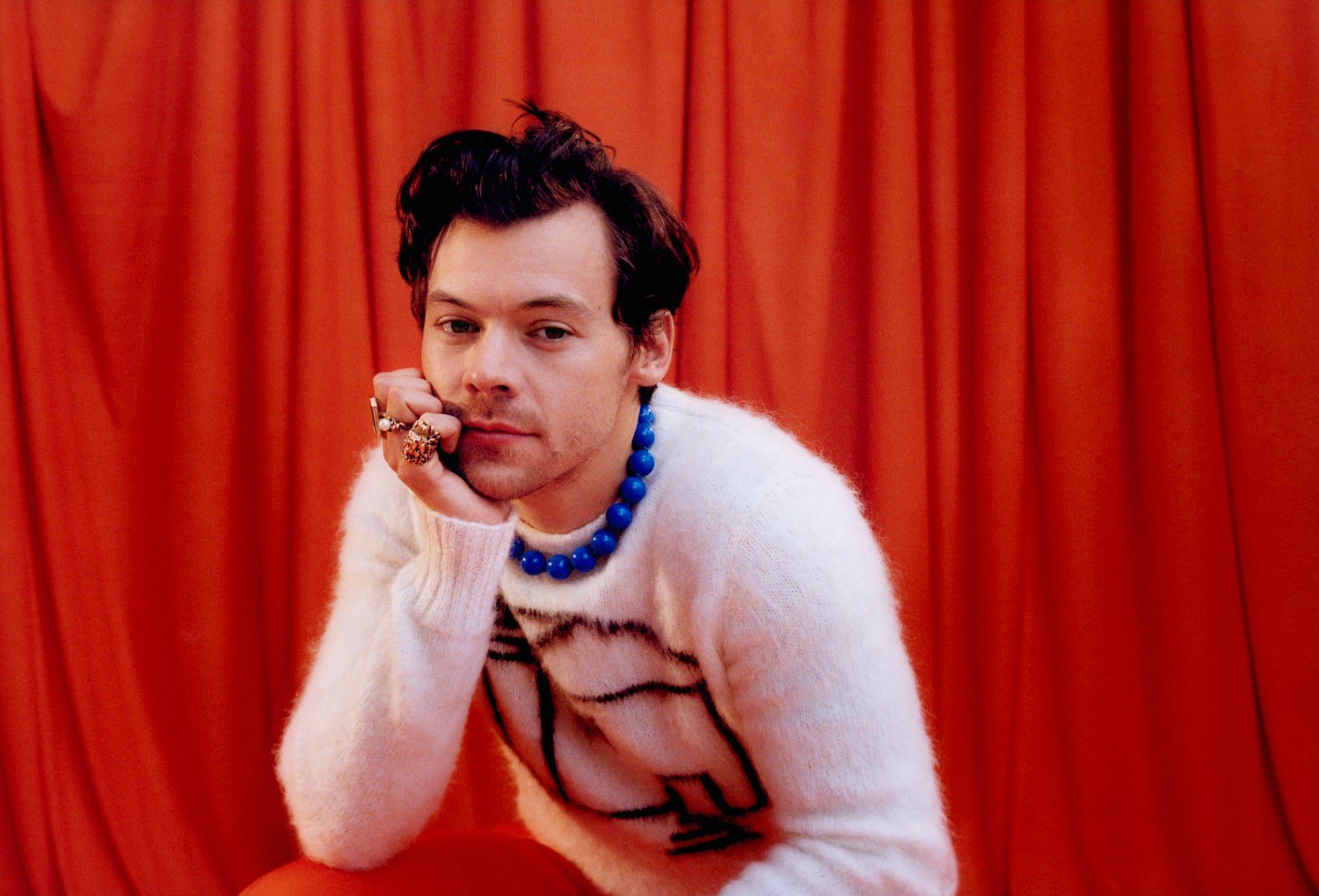 (VIDEO): Harry Styles bebe agua de su zapato en concierto