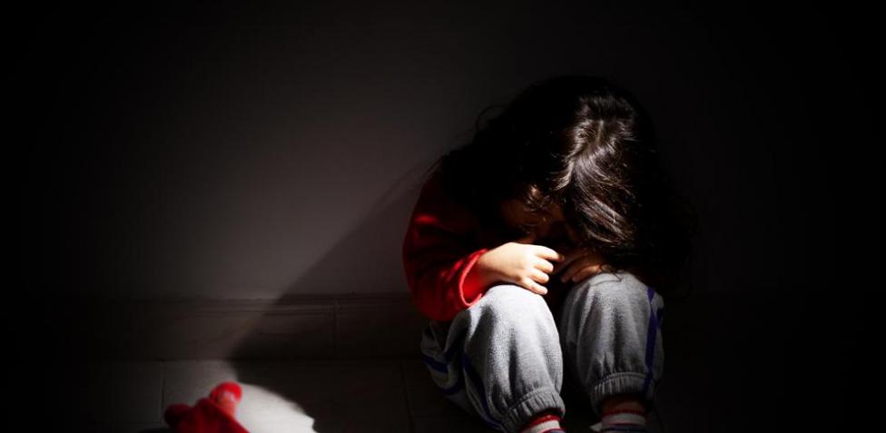 Mujer as3s1na a su hijo por orinarse en la cama