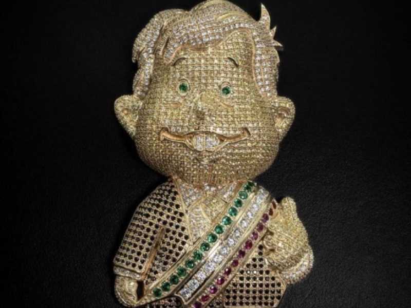 Joyería crea un dije de AMLO bañado en oro, este es su costo