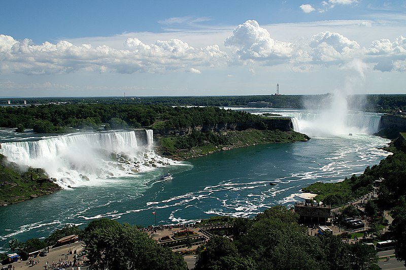 Mujer e hijo caen a las Cataratas del Niágara