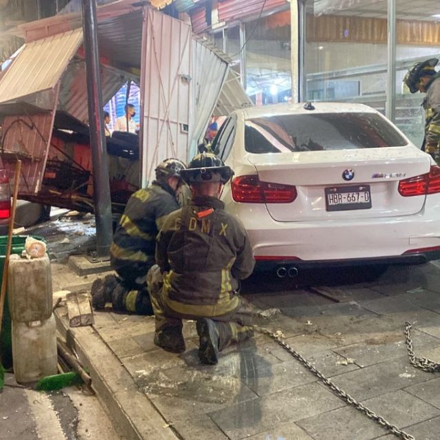Adolescente choca contra puesto de tacos con un auto BMW