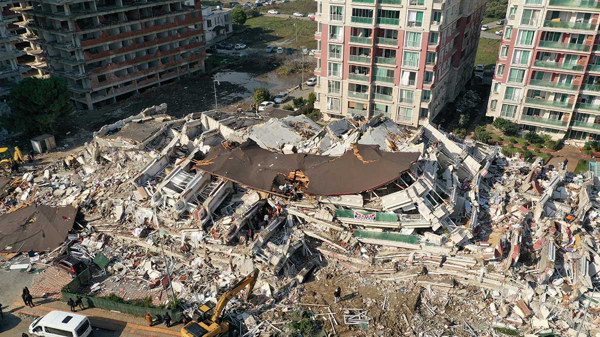 Nace bebé entre ruinas tras el terremoto de Turquía