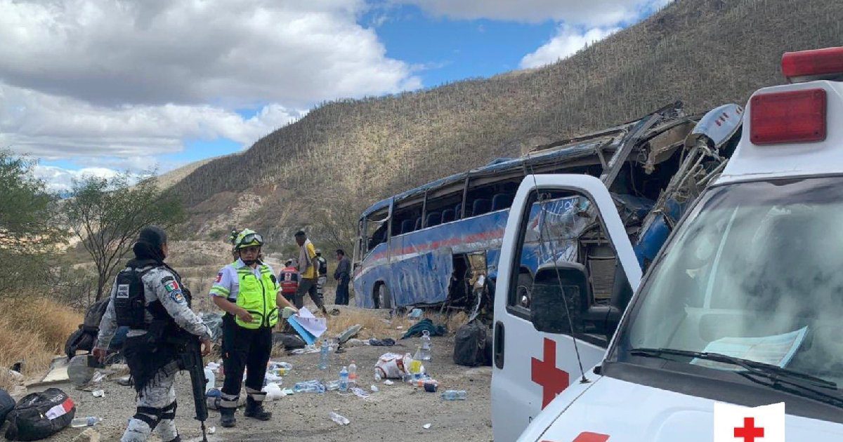 F4llec3n 17 personas tras volcadura de autobús en Puebla