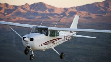 Choque entre dos avionetas deja cuatro muertos