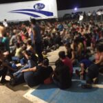 Abandonan trailer con migrantes menores de edad