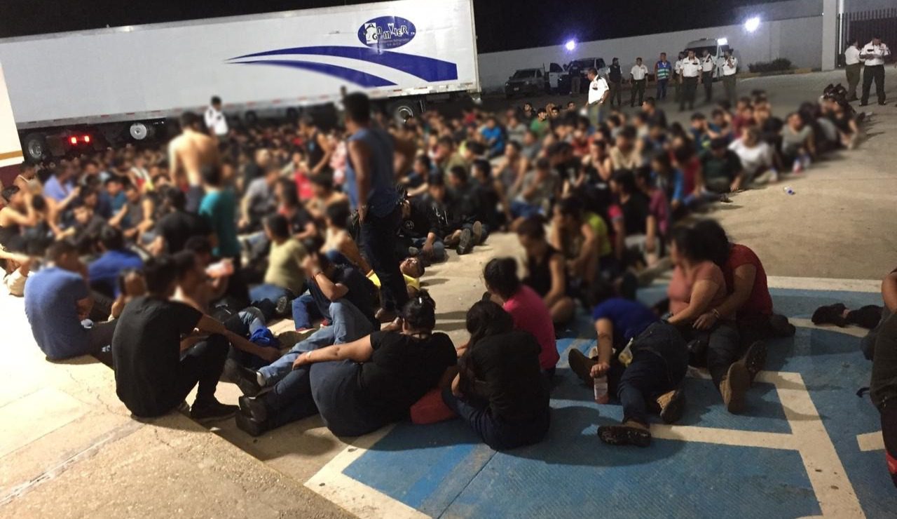 Abandonan trailer con migrantes menores de edad