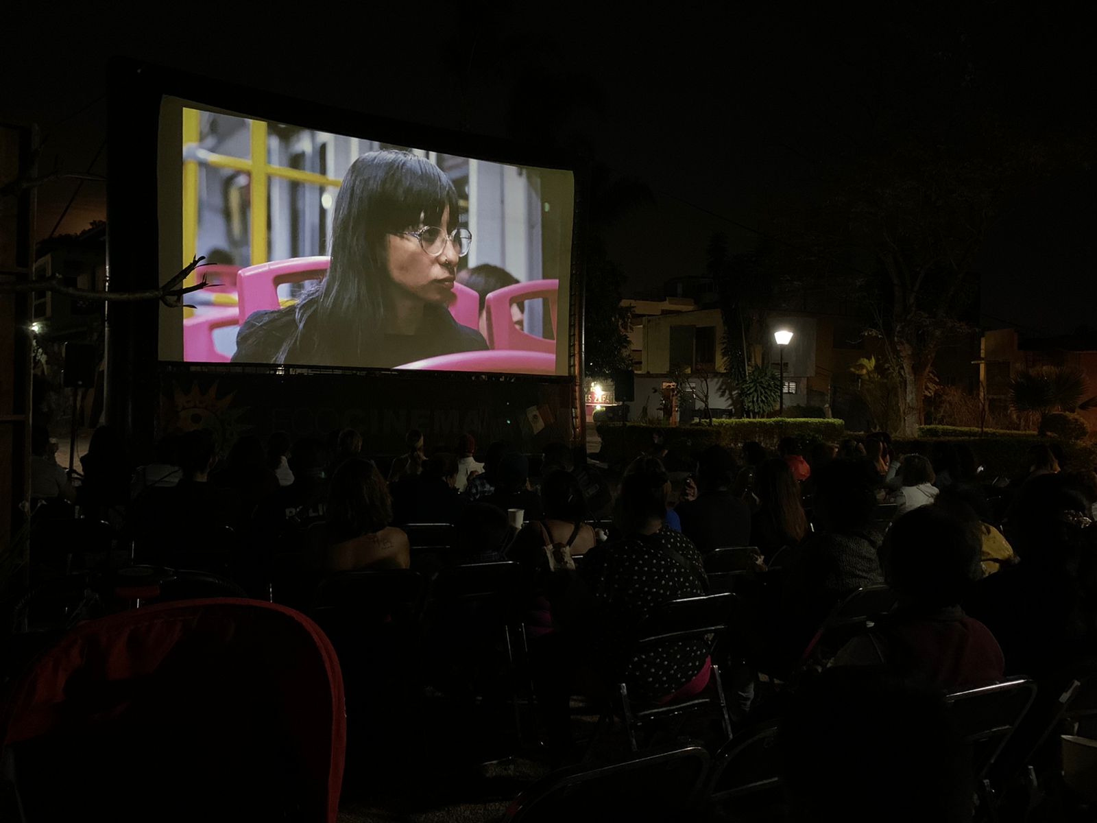 Mujeres disfrutaron de cine al aire libre en Cuernavaca