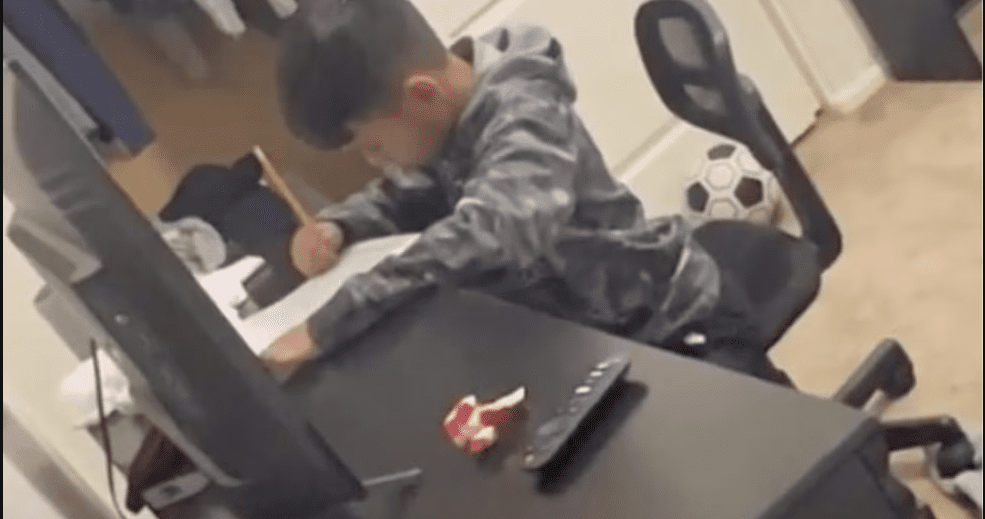 [VIDEO] Niño pide ayuda a “Alexa” para hacer tarea