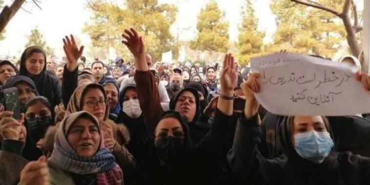 Surgen protestas tras el envenenamiento de alumnas