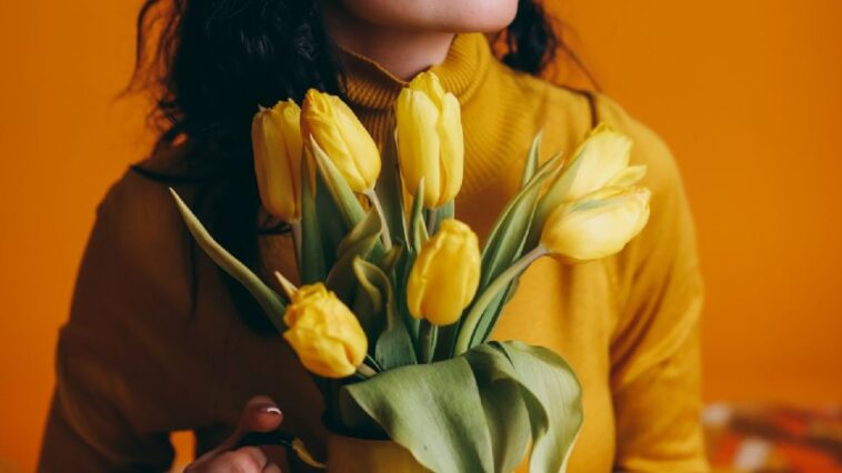 recibir flores amarillas