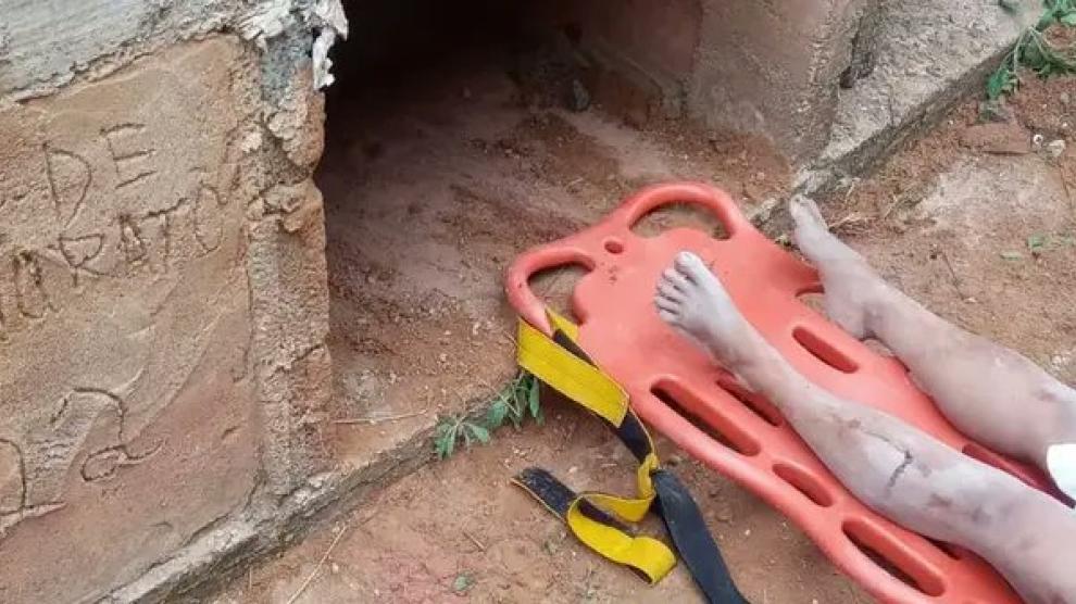 Mujer es enterrada en cementerio de Brasil