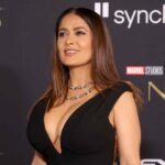 Salma Hayek bucea para limpiar el mar