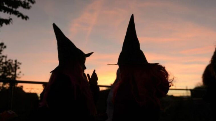 dos personas vestidas de bruja
