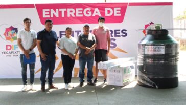 Heladio Sánchez Zavala, entrega tinacos DIF Yecapixtla