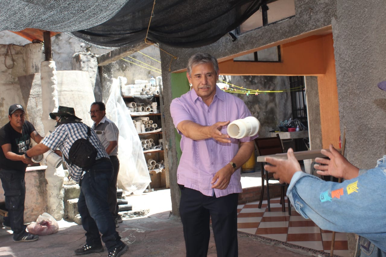 Vecino de Cuernavaca dona material para reparar tuberías