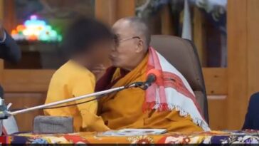 dalai lama da beso a niño lengua