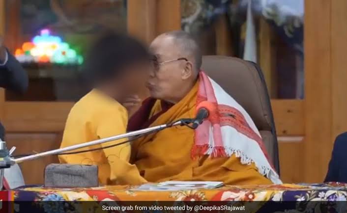 dalai lama da beso a niño lengua