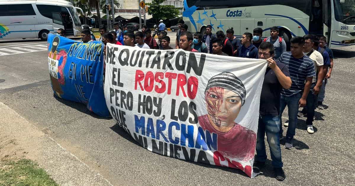 Exigen estudiantes de Ayotzinapa que AMLO no proteja al Ejército