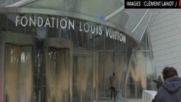 (VIDEO): Activistas lanzan pintura a la Fundación Louis Vuitton