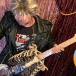 Músico crea guitarra con esqueleto de familiar