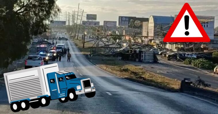 Accidente de tráiler en Lechería-Texcoco, derriba torre de luz