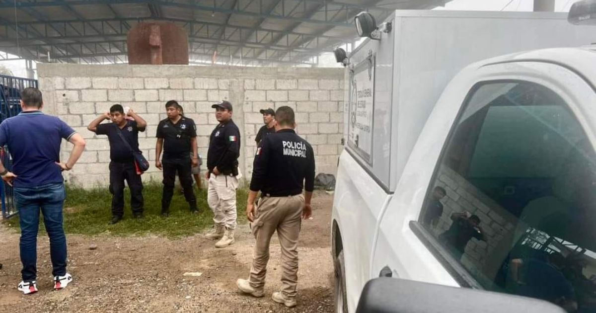 Niño y policía caen a pozo