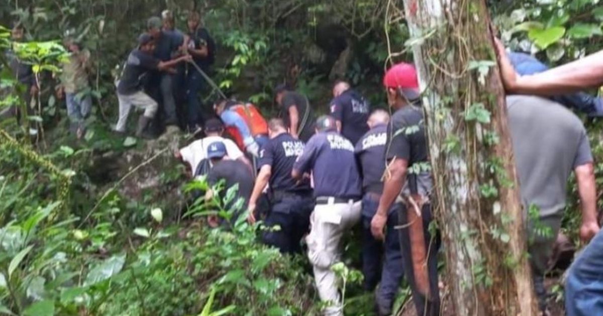 Niño y policía caen a pozo