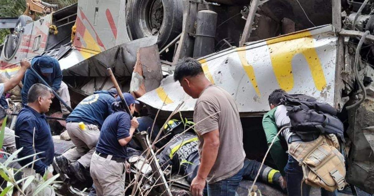 Volcadura de autobús deja 26 muertos