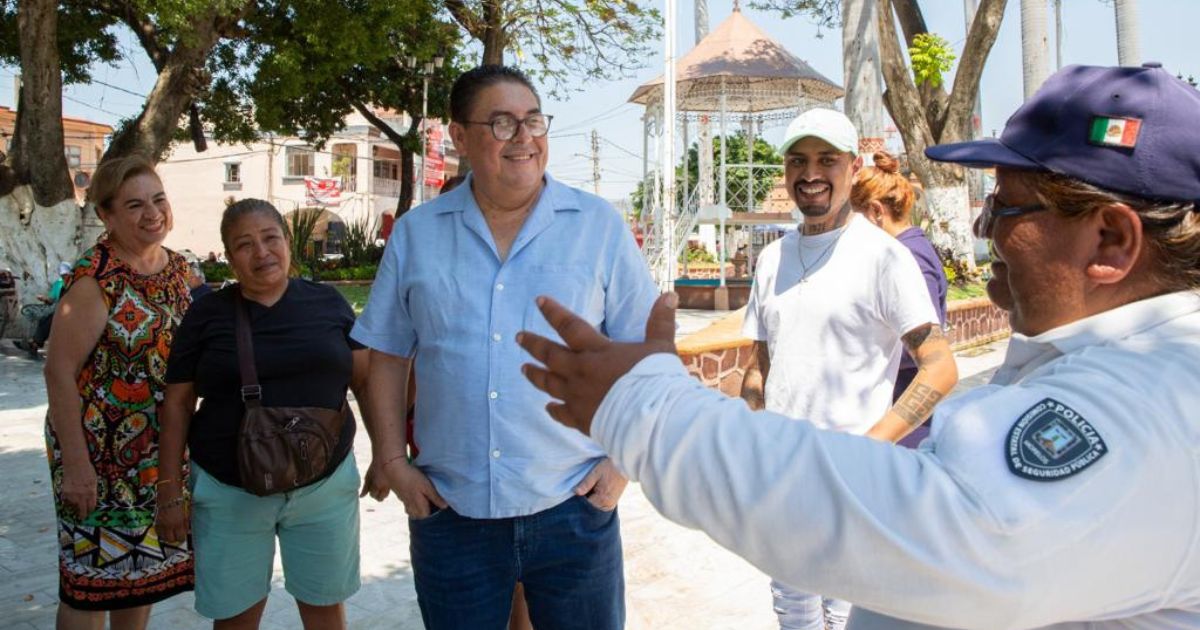 Víctor Mercado escucha las necesidades de los comerciantes en Yautepec