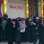 (VIDEO)Mujeres afganas protestan por cierre de estéticas