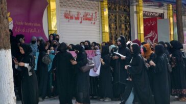 (VIDEO)Mujeres afganas protestan por cierre de estéticas