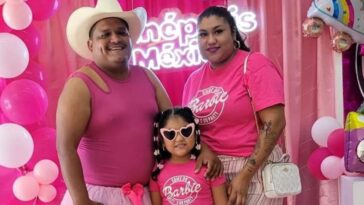 Padre lleva a su hija a ver barbie, vestido con un tutú