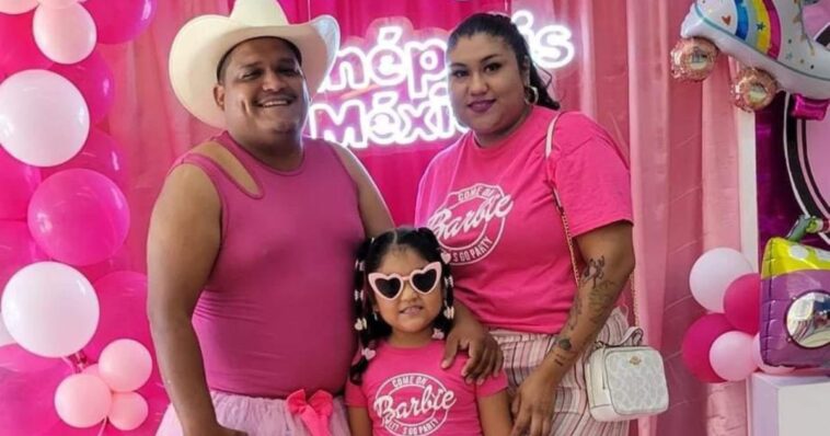 Padre lleva a su hija a ver barbie, vestido con un tutú