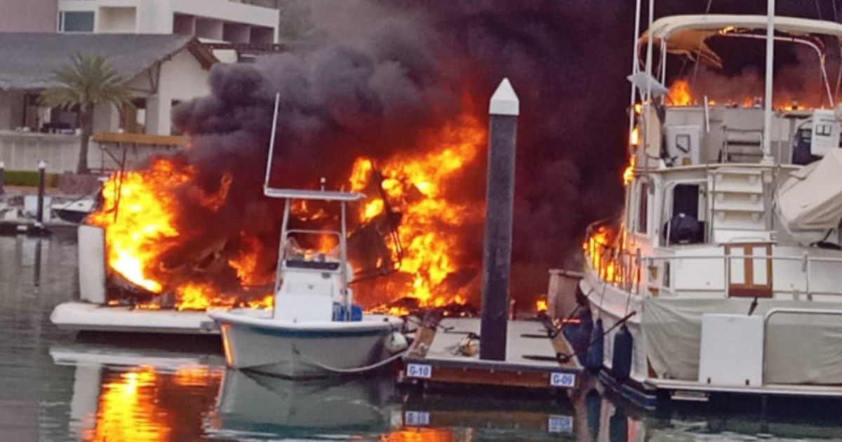 se Incendian yates en Baja California Sur
