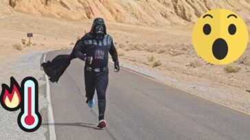 ¡La fuerza lo acompañó! Hombre disfrazado de Darth Vader corre el valle de la muerte