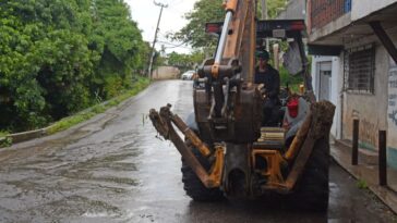 Continúa la rehabilitación de pavimentación en la Av. Camino Antiguo a Ahuatepec