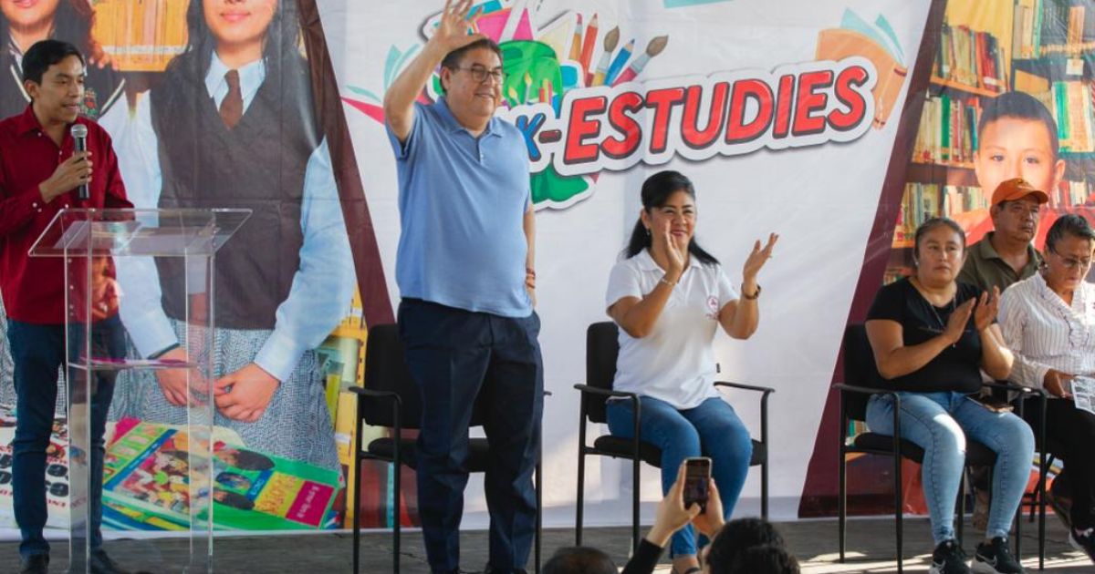 Entrega Víctor Mercado útiles escolares en Jonacatepec