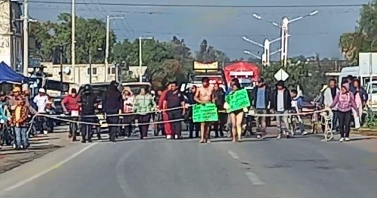 Pobladores de Actopan exhiben semidesnudos a ladrones