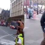 (VIDEO): Hombre intenta prenderse fuego en Zócalo de CDMX