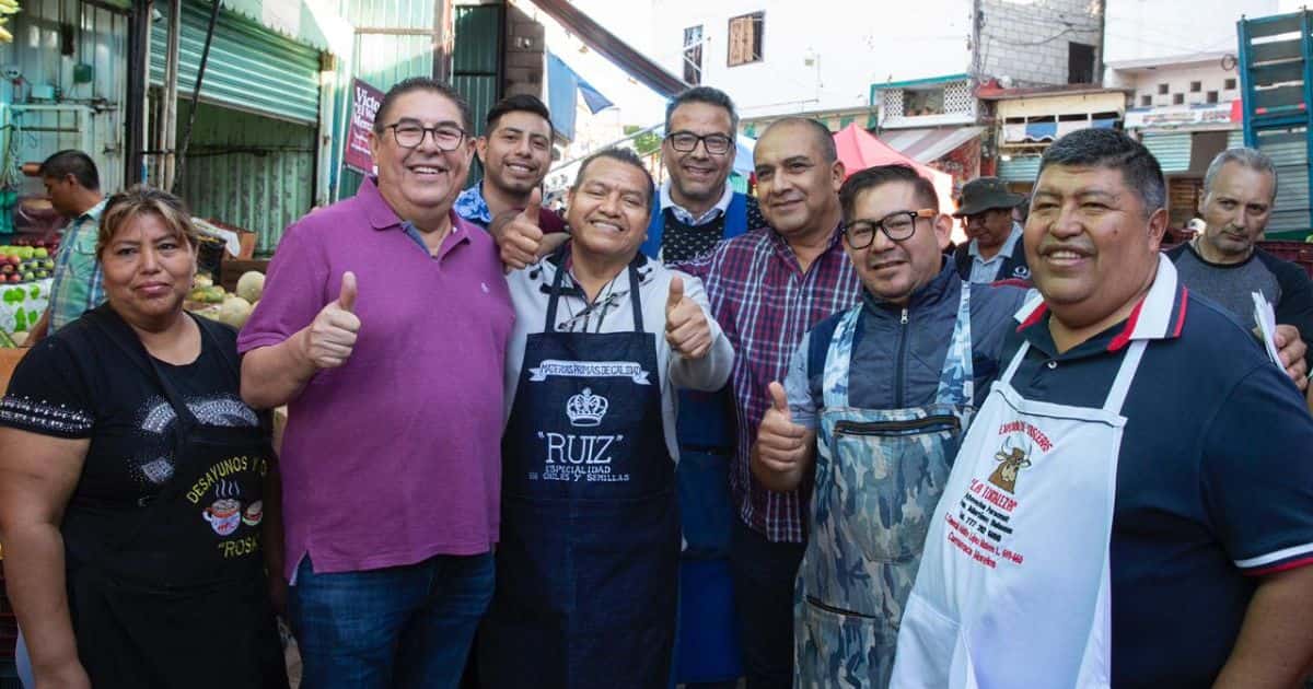 Visita Víctor Mercado a comerciantes del Adolfo López Mateos