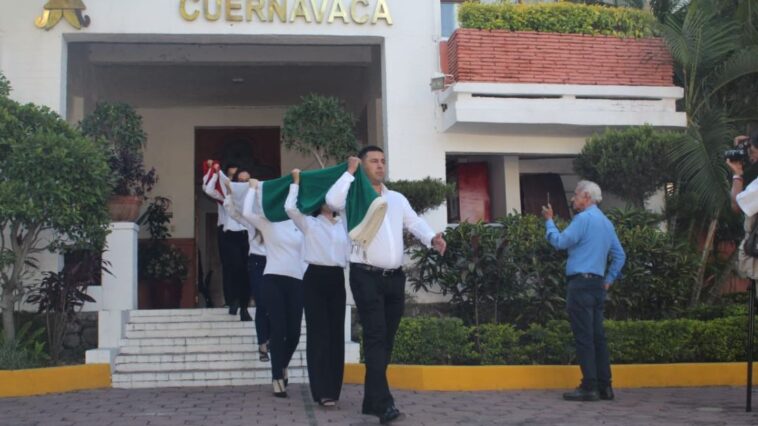 Alcalde de Cuernavaca encabeza ceremonia de izamiento y honores a la bandera