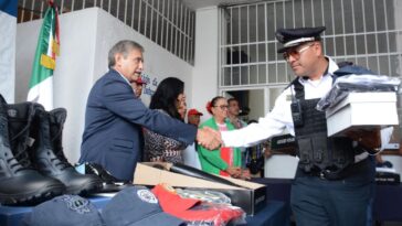 Alcalde de Cuernavaca hace entrega de uniformes y equipos a Policías y Bomberos
