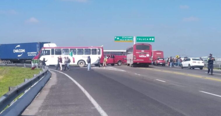 Bloquean autopista de Edomex
