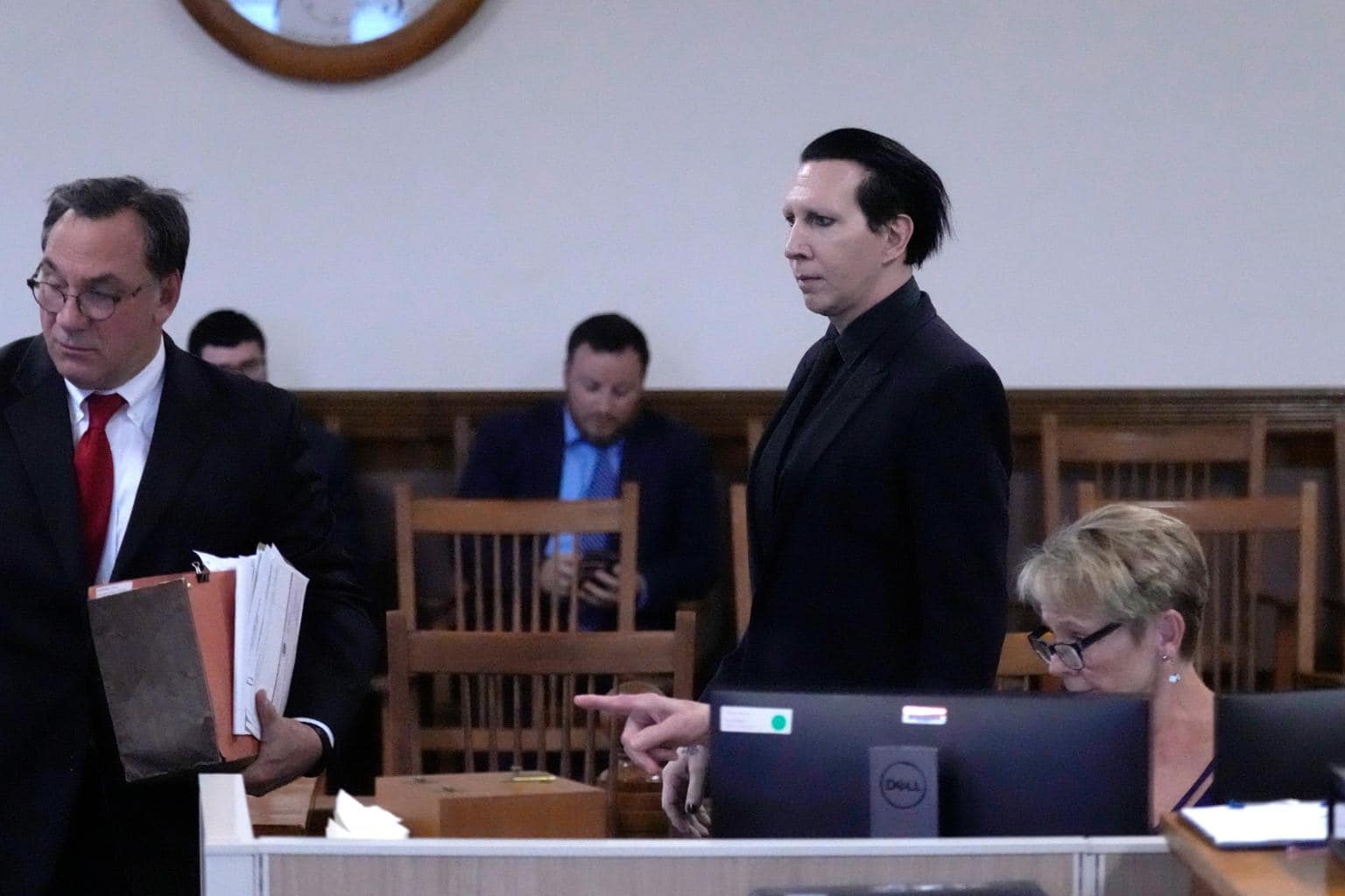 Sentencian a Manson por sonarse la nariz sobre camarógrafa