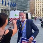 (VIDEO): Director de la empresa Ryanair es recibido con pastelazos en Bruselas