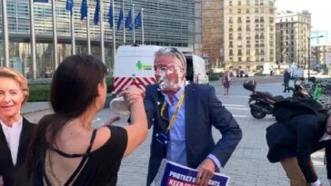 (VIDEO): Director de la empresa Ryanair es recibido con pastelazos en Bruselas