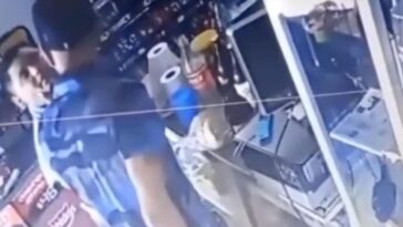 (VIDEO): Hombre agrede a menor de edad en una tienda de abarrotes