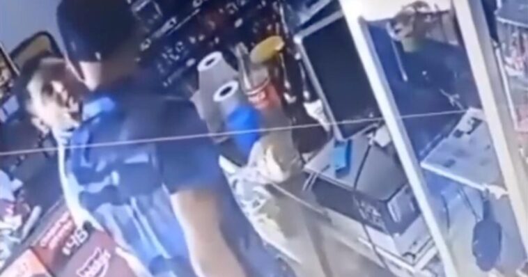(VIDEO): Hombre agrede a menor de edad en una tienda de abarrotes