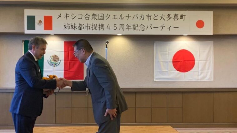 Dan la bienvenida a José Luis Urióstegui autoridades de Ōtaki